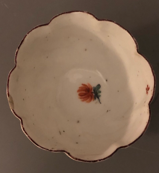 Chelsea-Teeschale aus Porzellan mit Blumenmuster und Blattwedeln, 1756 