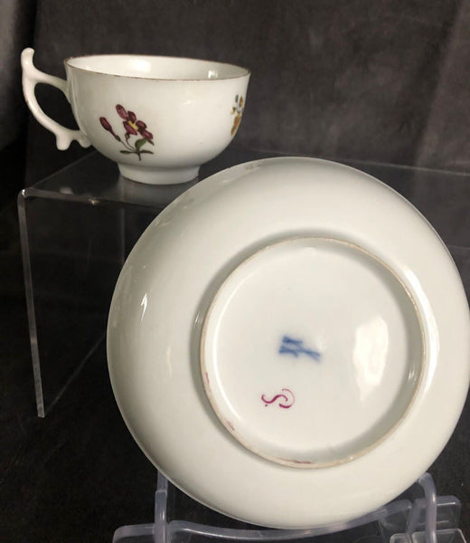 Tasse et soucoupe florale en porcelaine de Meissen gravée sur bois 1740 