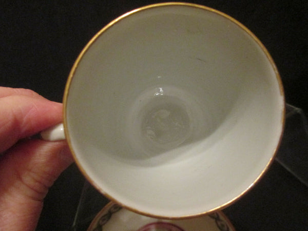 Kaffeetasse und Untertasse aus Doccia-Porzellan mit stillender Mutter, 1770-80