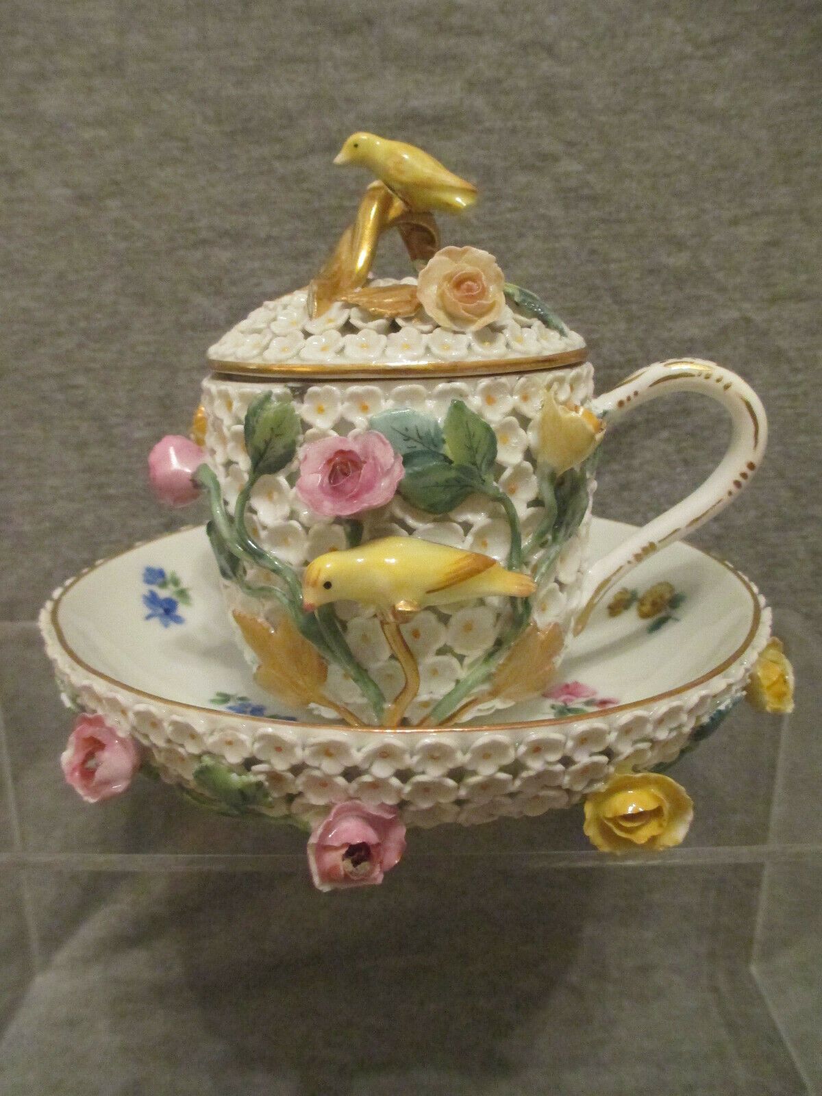 Tasse et soucoupe à couvercle Schneeballen en porcelaine Meissen. 19ème siècle 