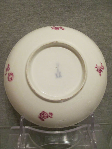 Porcelaine de Meissen, tasse à thé et soucoupe Scenic Puce. 1760