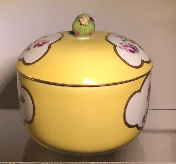 Sucrier à Couvercle Floral Fond Jaune En Porcelaine De Meissen 1740 