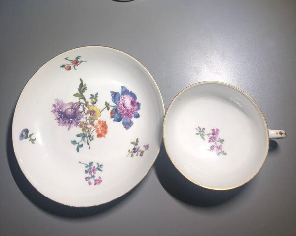 Meissener Porzellan-Tasse mit gelbem Blumenmuster und Untertasse, 1740 #1 