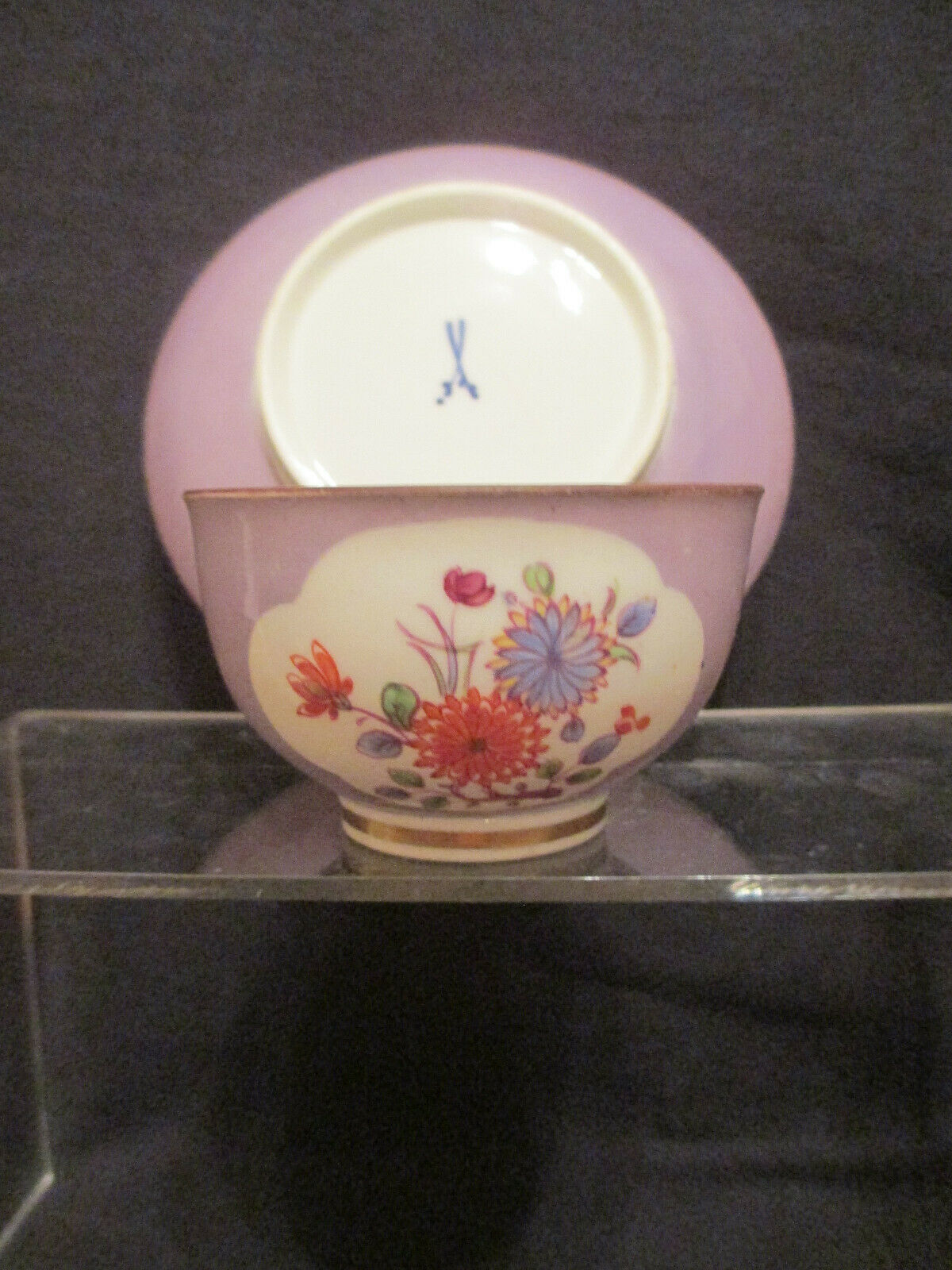 Meissener Porzellan Kakiemon Lila Teeschale und Untertasse 1735