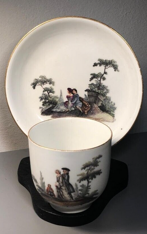 Meissener Porzellan-Kaffeetasse mit Watteau-Szenen aus den 1740er Jahren 