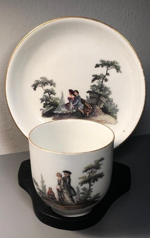 Meissener Porzellan-Kaffeetasse mit Watteau-Szenen aus den 1740er Jahren