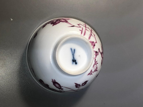 Bol à thé et soucoupe Puce Kakiemon en porcelaine de Meissen 1730-40 Drehers Marks