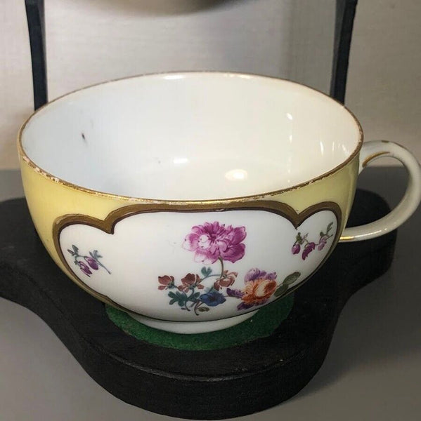 Meissener Porzellan-Tasse mit gelbem Blumenmuster und Untertasse, 1740 #2