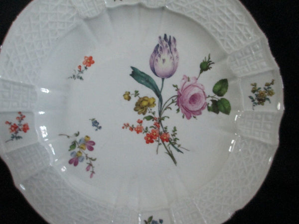 Assiette à Dîner Florale Moulé Ozier En Porcelaine De Meissen 18ème