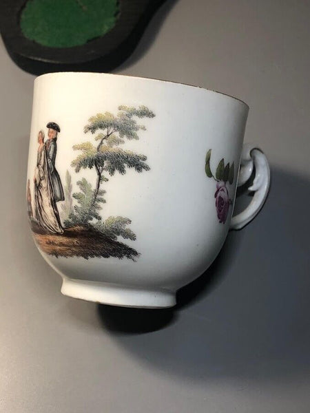 Meissener Porzellan-Kaffeetasse mit Watteau-Szenen aus den 1740er Jahren