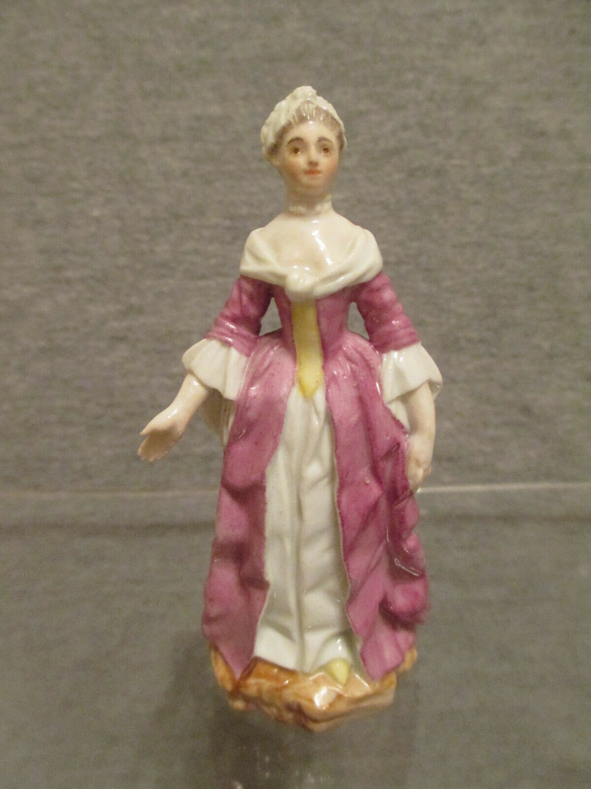 Höchster Porzellan-Frauenfigur um 1765