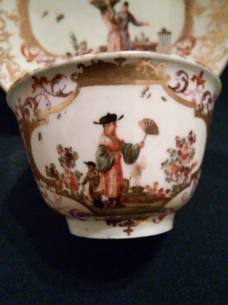 Teeschale und Untertasse aus Meissener Porzellan mit Chinoiserie-Szenen, 1725 - 1730