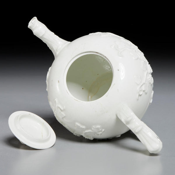 Théière En Porcelaine De Meissen Blanc De Chine Moulé Vigne 1740 