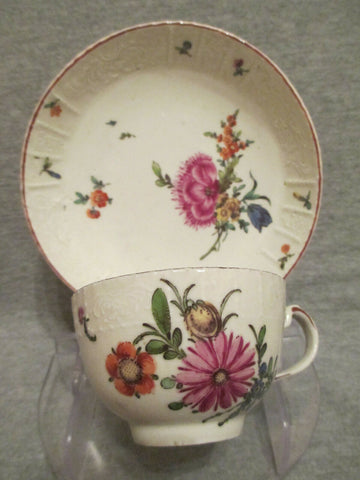 Tasse et soucoupe moulées florales en porcelaine de Ludwigsburg 18ème siècle
