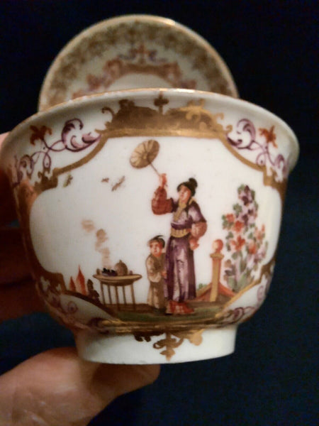 Teeschale und Untertasse aus Meissener Porzellan mit Chinoiserie-Szenen, 1725 - 1730