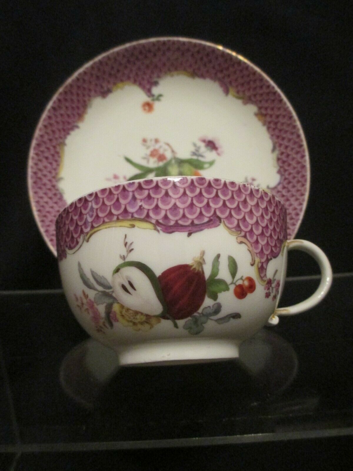 Porcelaine de Meissen, tasse à thé et soucoupe à écailles violettes. 1745 