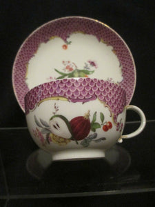 Porcelaine de Meissen, tasse à thé et soucoupe à écailles violettes. 1745 