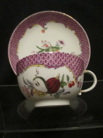 Meissener Porzellan, lila schuppige Teetasse und Untertasse. 1745 