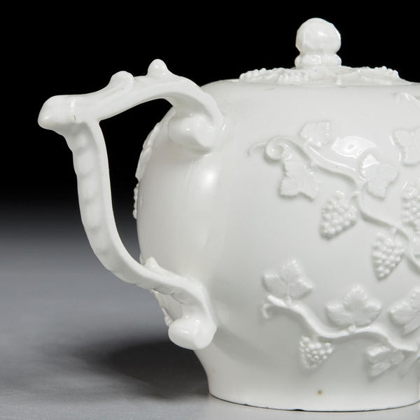 Théière En Porcelaine De Meissen Blanc De Chine Moulé Vigne 1740 