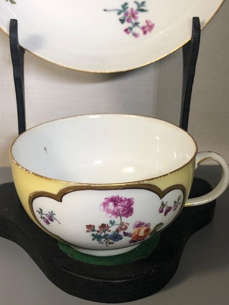 Meissener Porzellan-Tasse mit gelbem Blumenmuster und Untertasse, 1740 #1 