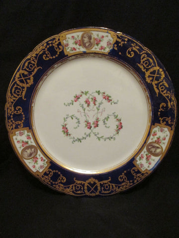 Assiette plate en porcelaine de Sèvres
