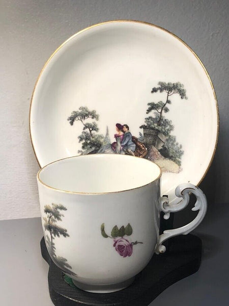 Meissener Porzellan-Kaffeetasse mit Watteau-Szenen aus den 1740er Jahren