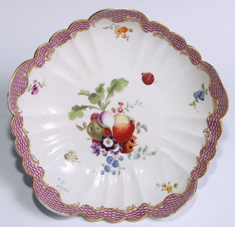 Plat festonné en porcelaine de Meissen, avec fruits, légumes et fleurs, 1756-73