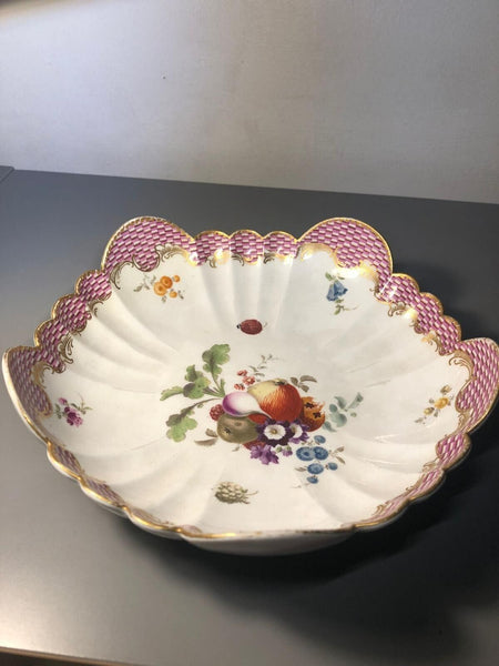 Plat festonné en porcelaine de Meissen, avec fruits, légumes et fleurs, 1756-73