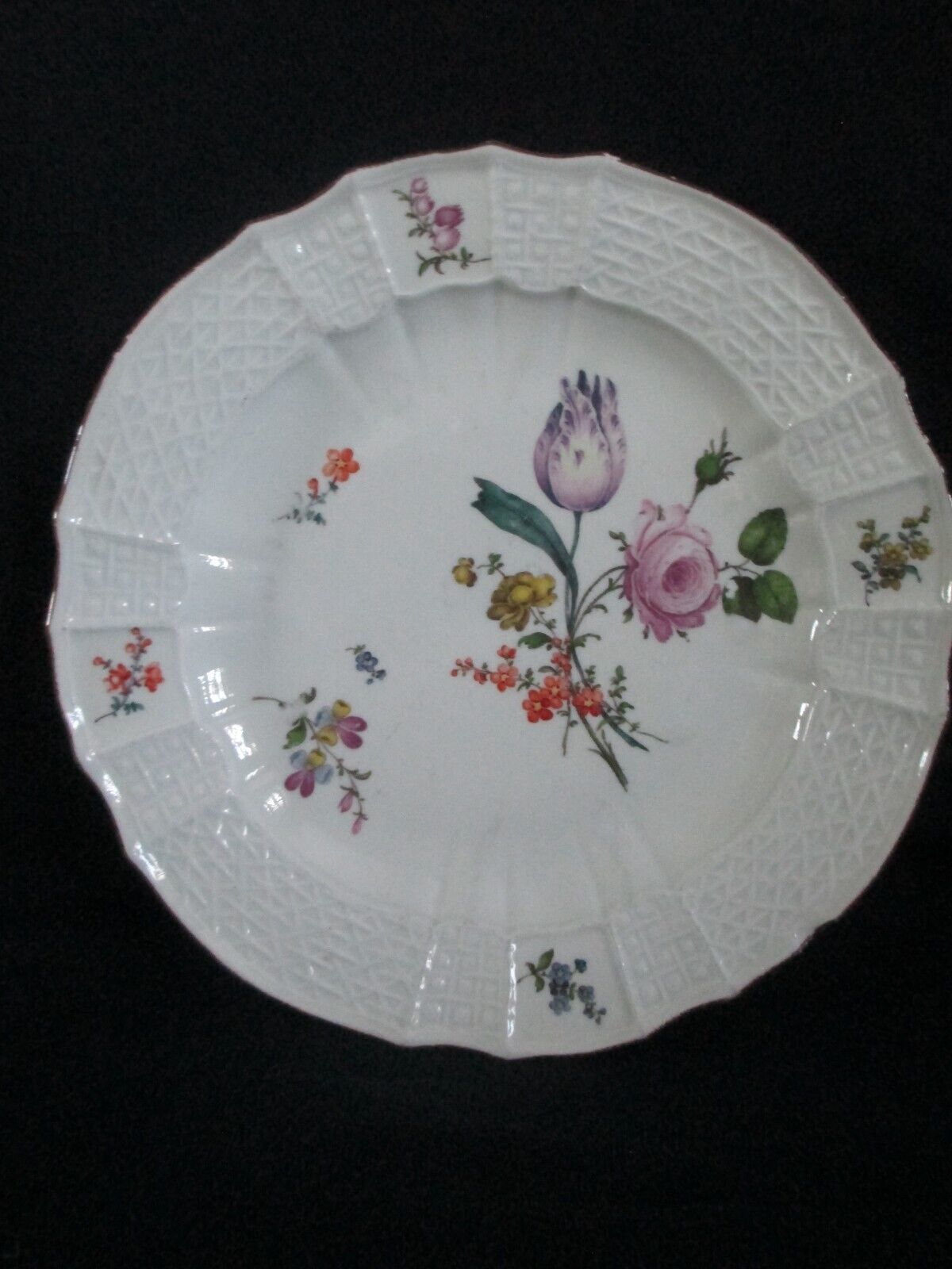 Assiette à Dîner Florale Moulé Ozier En Porcelaine De Meissen 18ème