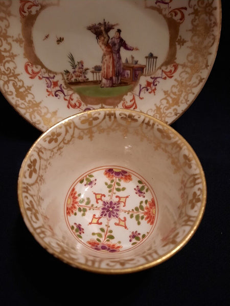 Teeschale und Untertasse aus Meissener Porzellan mit Chinoiserie-Szenen, 1725 - 1730