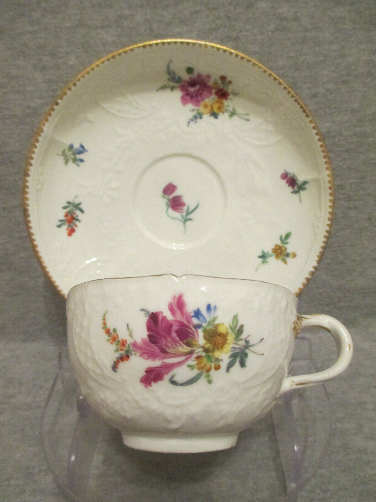 Tasse et soucoupe moulées florales Meissen.