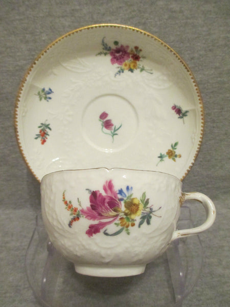 Meissener floral geformte Tasse und Untertasse.