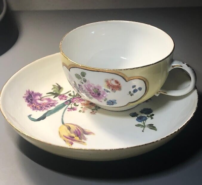 Meissener Porzellan-Tasse mit gelbem Blumenmuster und Untertasse, 1740 #2