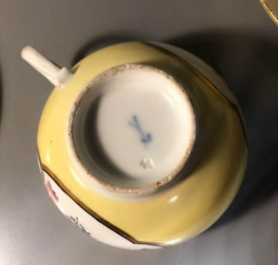 Tasse et soucoupe florale à fond jaune en porcelaine de Meissen 1740 #1